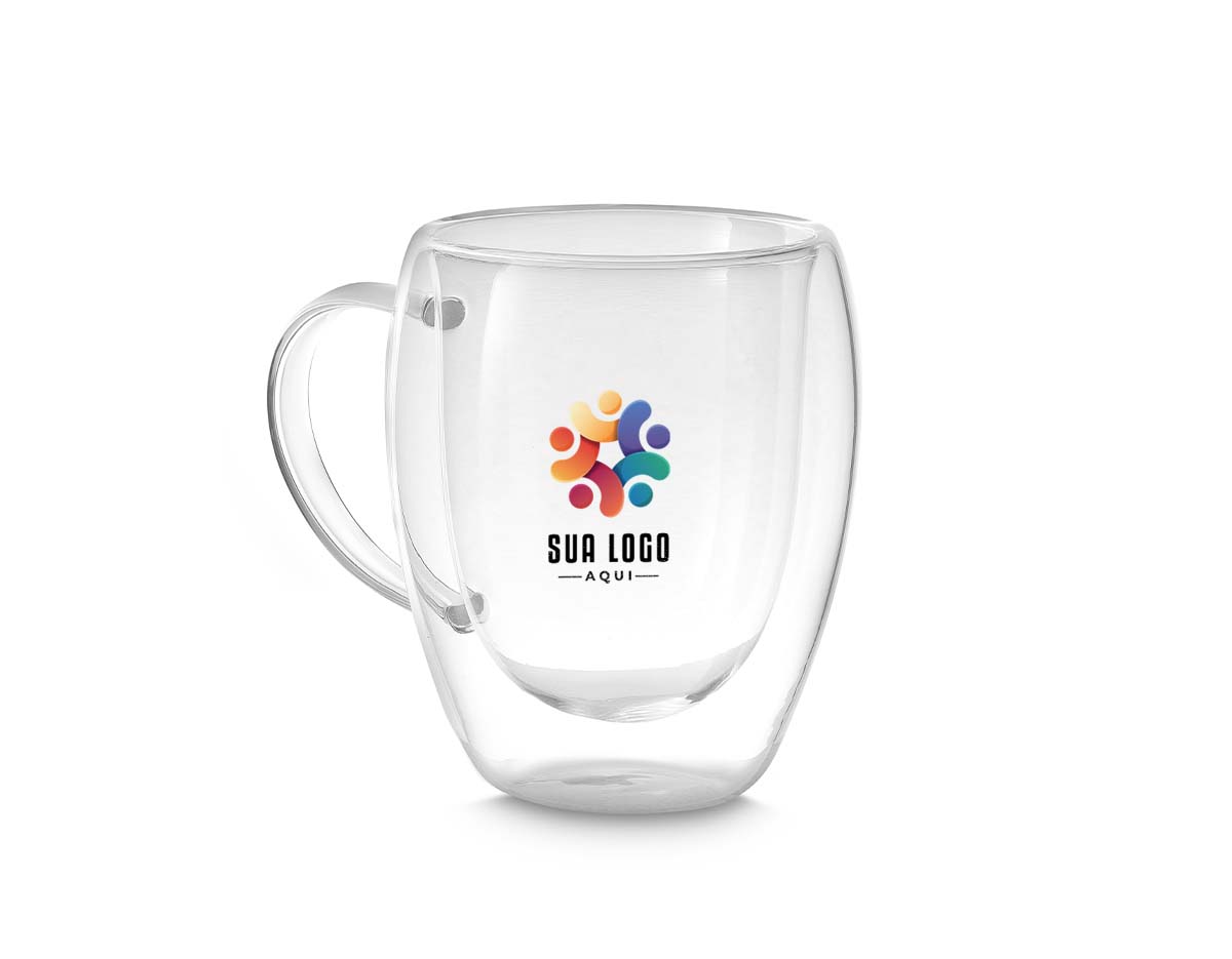 Caneca de vidro borossilicato com parede dupla, resistente a choques térmicos. Design elegante que mantém a temperatura da bebida por mais tempo, sem queimar as mãos. Ideal para bebidas quentes ou frias, possui capacidade de até 350ml. Transparente, moderna e perfeita para uso no dia a dia ou como brinde corporativo.
