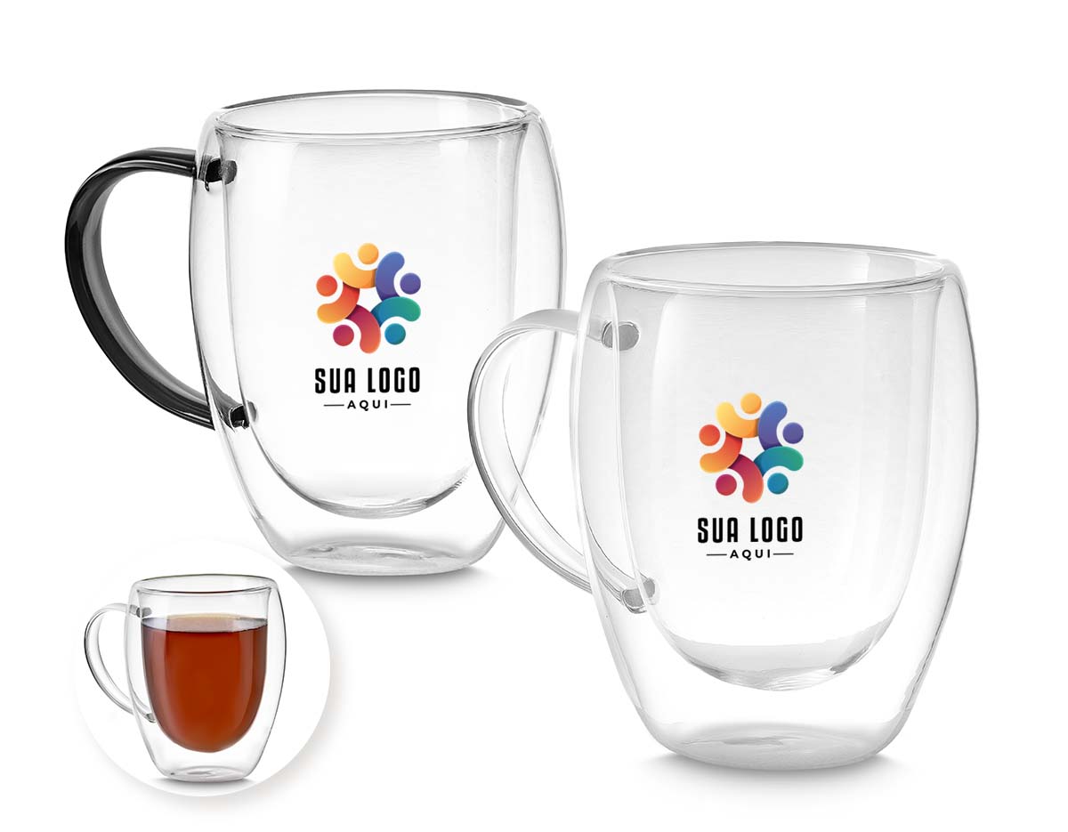 Caneca de vidro borossilicato com parede dupla, resistente a choques térmicos. Design elegante que mantém a temperatura da bebida por mais tempo, sem queimar as mãos. Ideal para bebidas quentes ou frias, possui capacidade de até 350ml. Transparente, moderna e perfeita para uso no dia a dia ou como brinde corporativo.