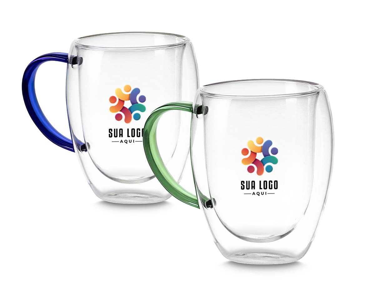 Caneca de vidro borossilicato com parede dupla, resistente a choques térmicos. Design elegante que mantém a temperatura da bebida por mais tempo, sem queimar as mãos. Ideal para bebidas quentes ou frias, possui capacidade de até 350ml. Transparente, moderna e perfeita para uso no dia a dia ou como brinde corporativo.