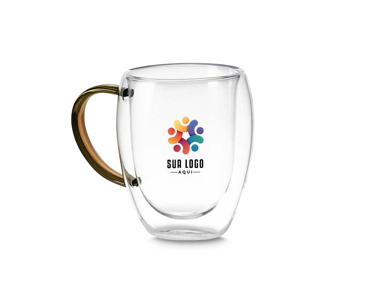 Caneca de vidro borossilicato com parede dupla, resistente a choques térmicos. Design elegante que mantém a temperatura da bebida por mais tempo, sem queimar as mãos. Ideal para bebidas quentes ou frias, possui capacidade de até 350ml. Transparente, moderna e perfeita para uso no dia a dia ou como brinde corporativo.