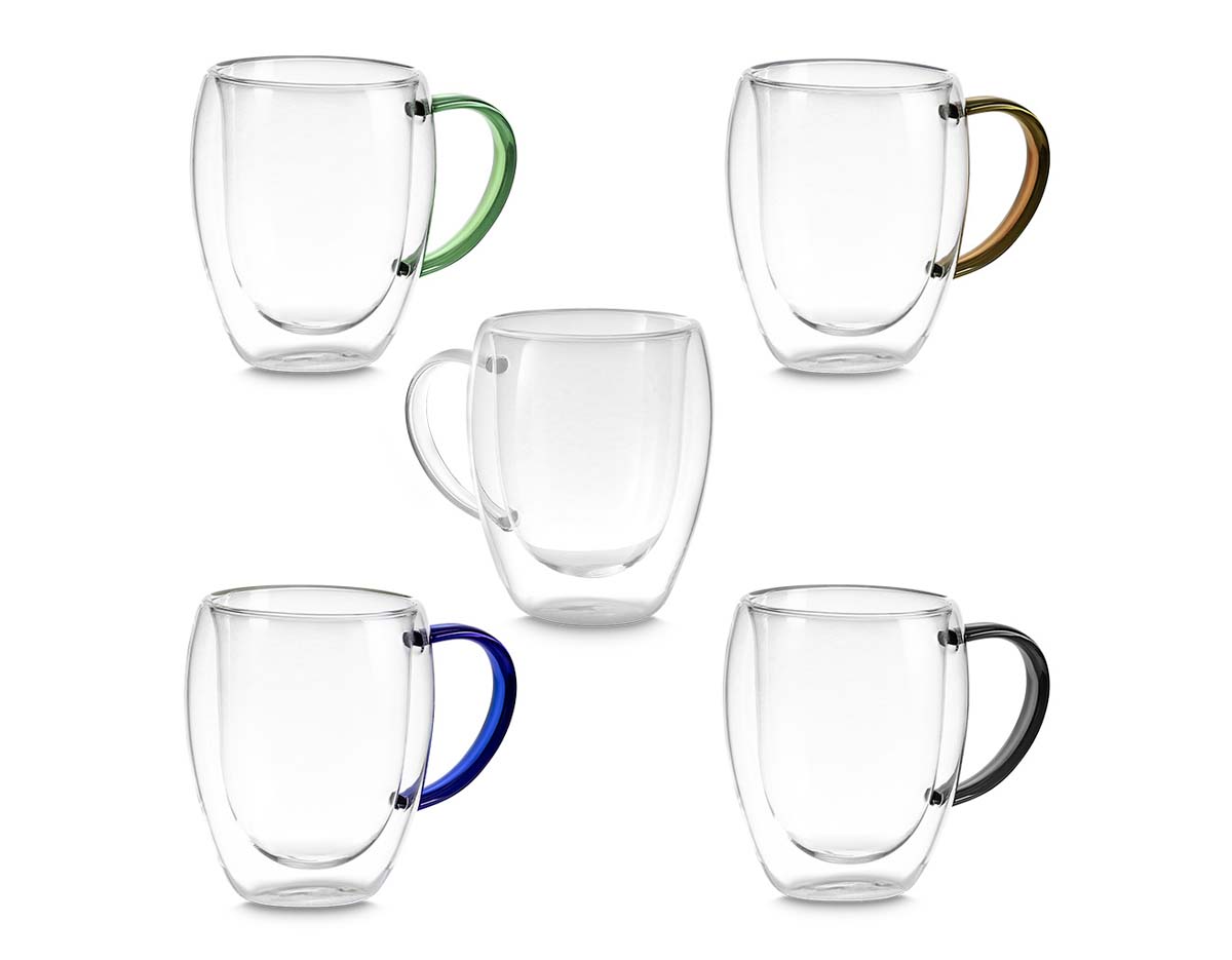 Caneca de vidro borossilicato com parede dupla, resistente a choques térmicos. Design elegante que mantém a temperatura da bebida por mais tempo, sem queimar as mãos. Ideal para bebidas quentes ou frias, possui capacidade de até 350ml. Transparente, moderna e perfeita para uso no dia a dia ou como brinde corporativo.