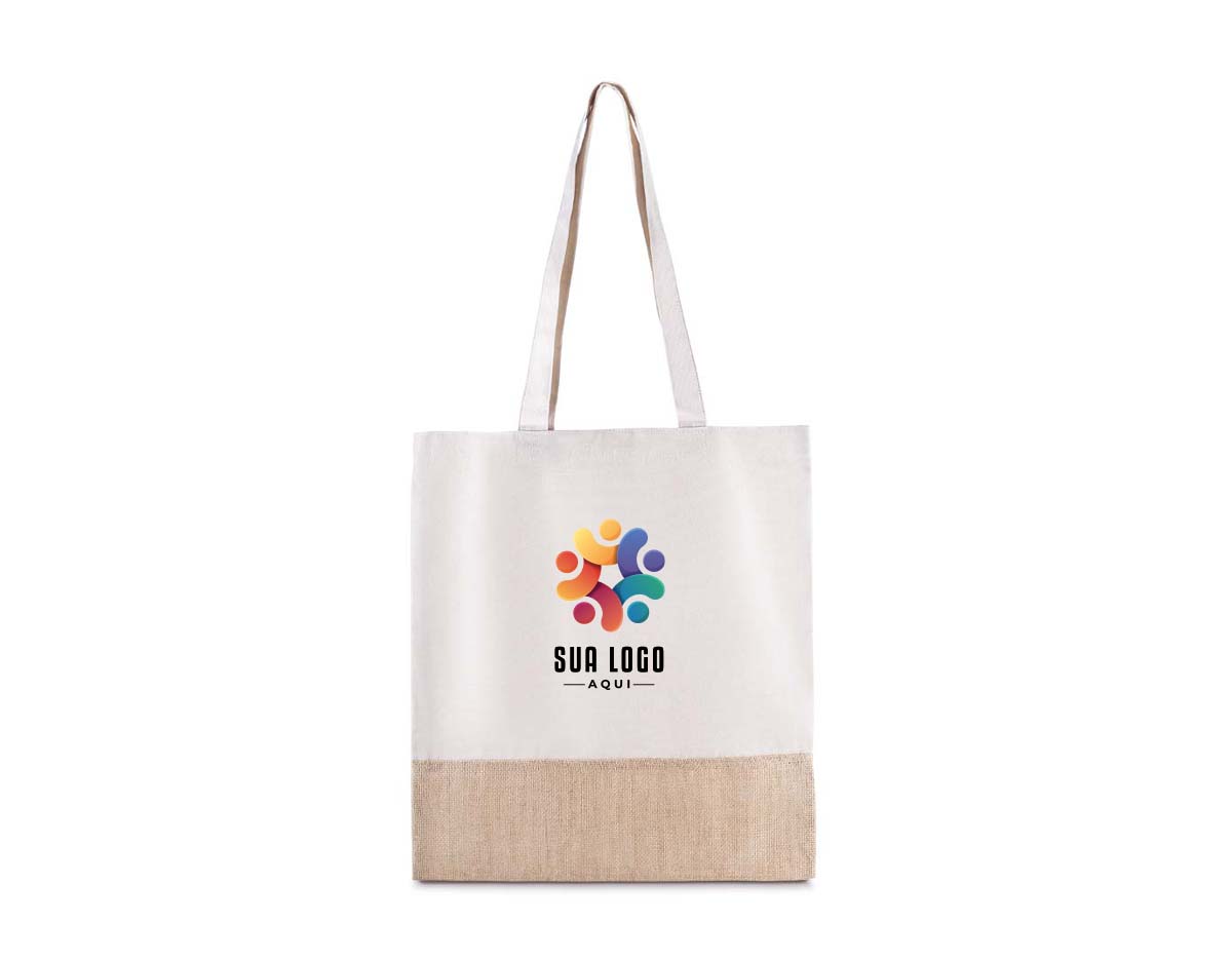 Sacola ecológica confeccionada em algodão cru 220g/m² com detalhe em juta, unindo resistência e charme rústico. Possui alças de 30 cm de altura, confortáveis e ideais para transporte no dia a dia. Perfeita para ações promocionais, feiras, eventos e uso pessoal, oferecendo praticidade, sustentabilidade e estilo.