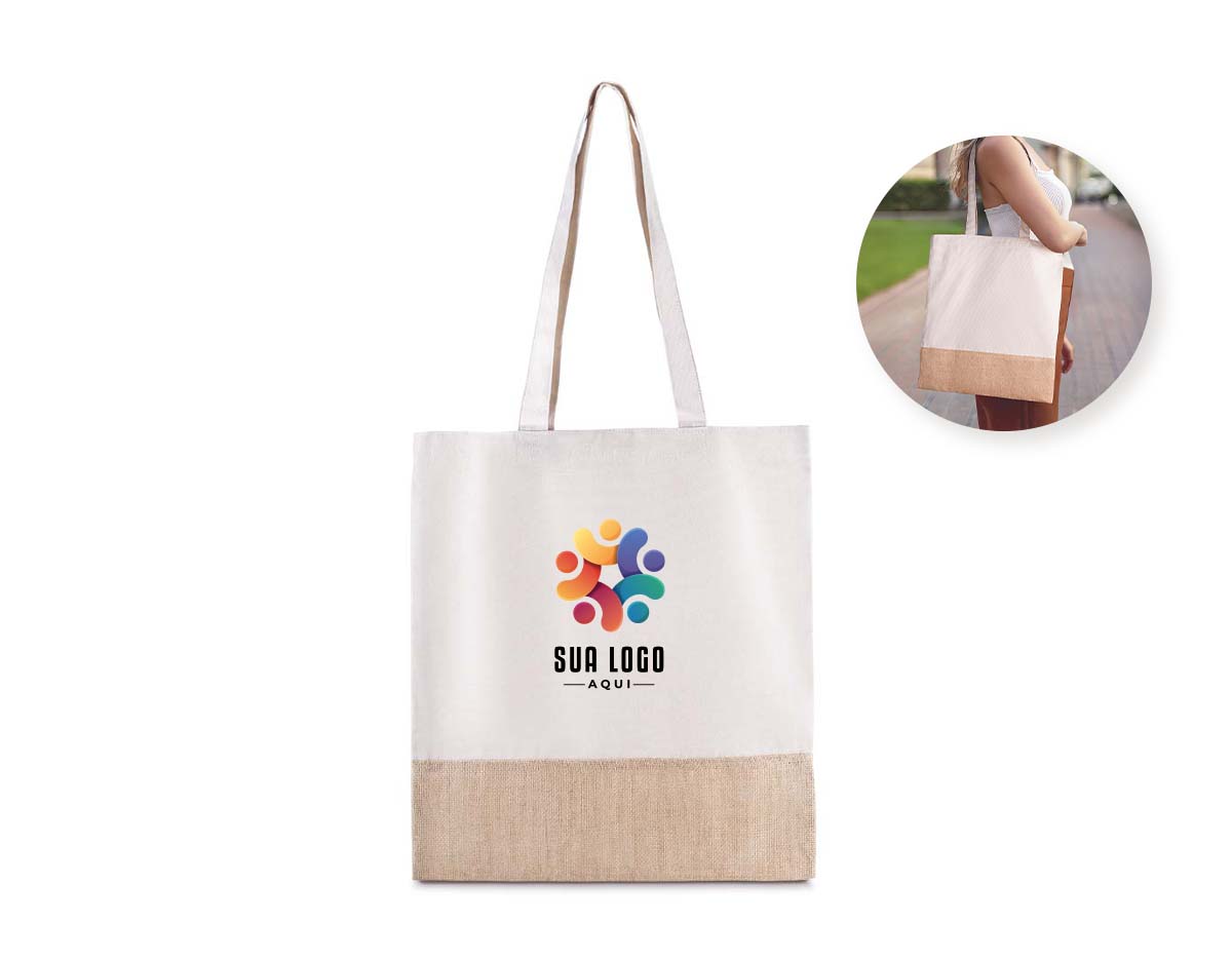 Sacola ecológica confeccionada em algodão cru 220g/m² com detalhe em juta, unindo resistência e charme rústico. Possui alças de 30 cm de altura, confortáveis e ideais para transporte no dia a dia. Perfeita para ações promocionais, feiras, eventos e uso pessoal, oferecendo praticidade, sustentabilidade e estilo.