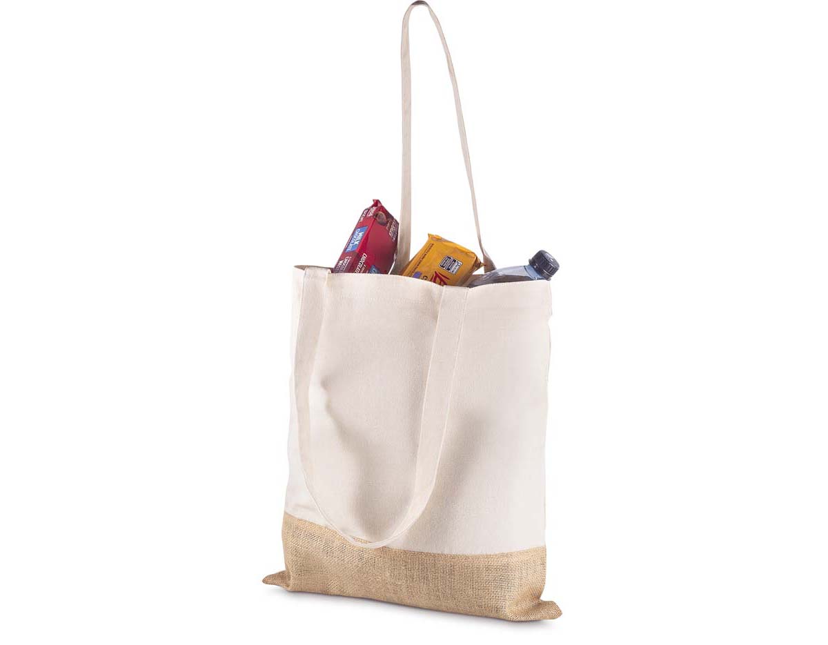 Sacola ecológica confeccionada em algodão cru 220g/m² com detalhe em juta, unindo resistência e charme rústico. Possui alças de 30 cm de altura, confortáveis e ideais para transporte no dia a dia. Perfeita para ações promocionais, feiras, eventos e uso pessoal, oferecendo praticidade, sustentabilidade e estilo.