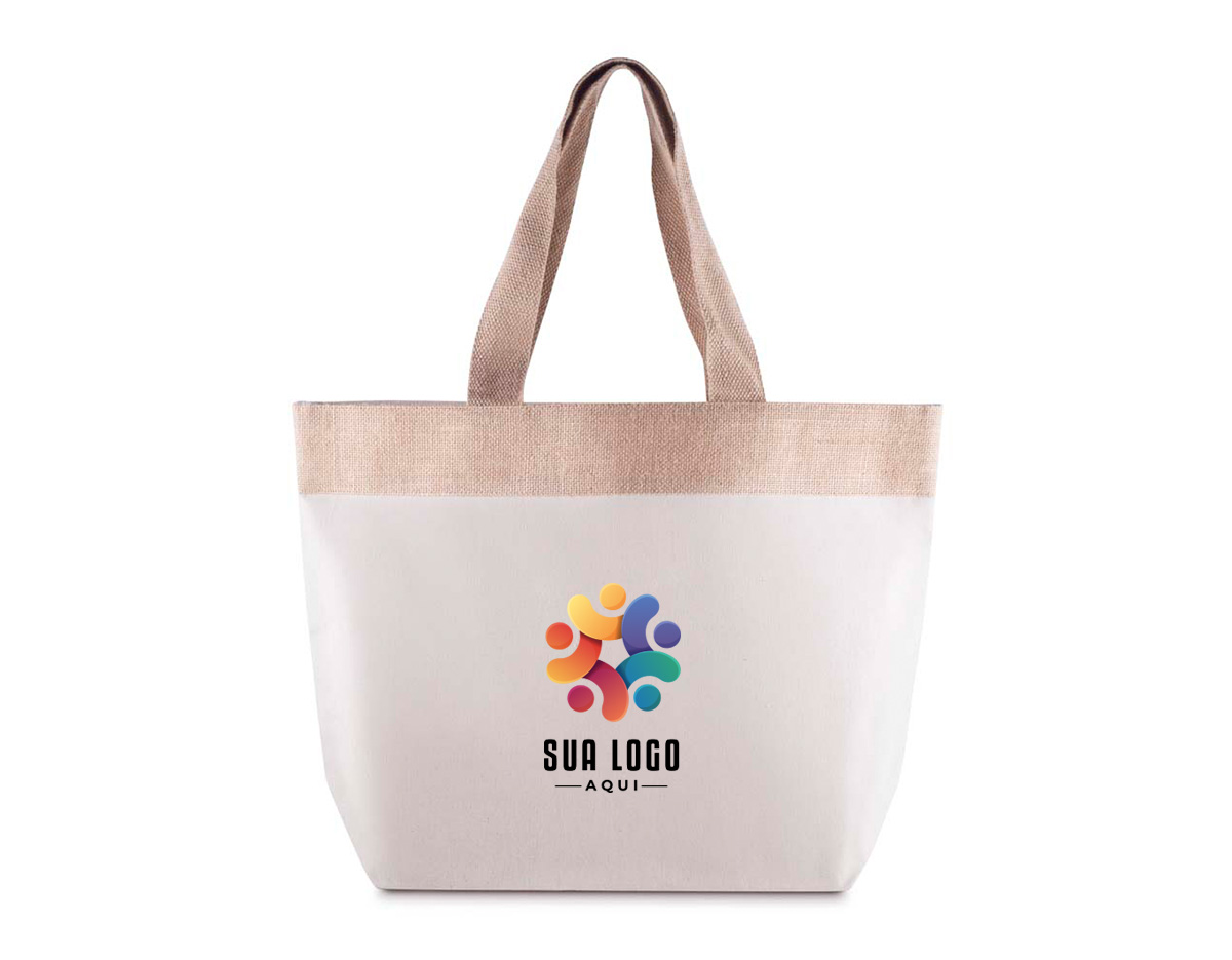 Sacola em algodão cru 220g/m² com detalhe em juta, oferecendo resistência e estilo natural. Conta com alça de 24 cm de altura, ideal para transporte com conforto. Perfeita para uso no dia a dia, eventos, feiras e ações promocionais, é uma opção sustentável e versátil, alinhando praticidade e responsabilidade ambiental.