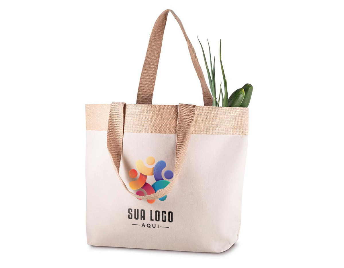 Sacola em algodão cru 220g/m² com detalhe em juta, oferecendo resistência e estilo natural. Conta com alça de 24 cm de altura, ideal para transporte com conforto. Perfeita para uso no dia a dia, eventos, feiras e ações promocionais, é uma opção sustentável e versátil, alinhando praticidade e responsabilidade ambiental.
