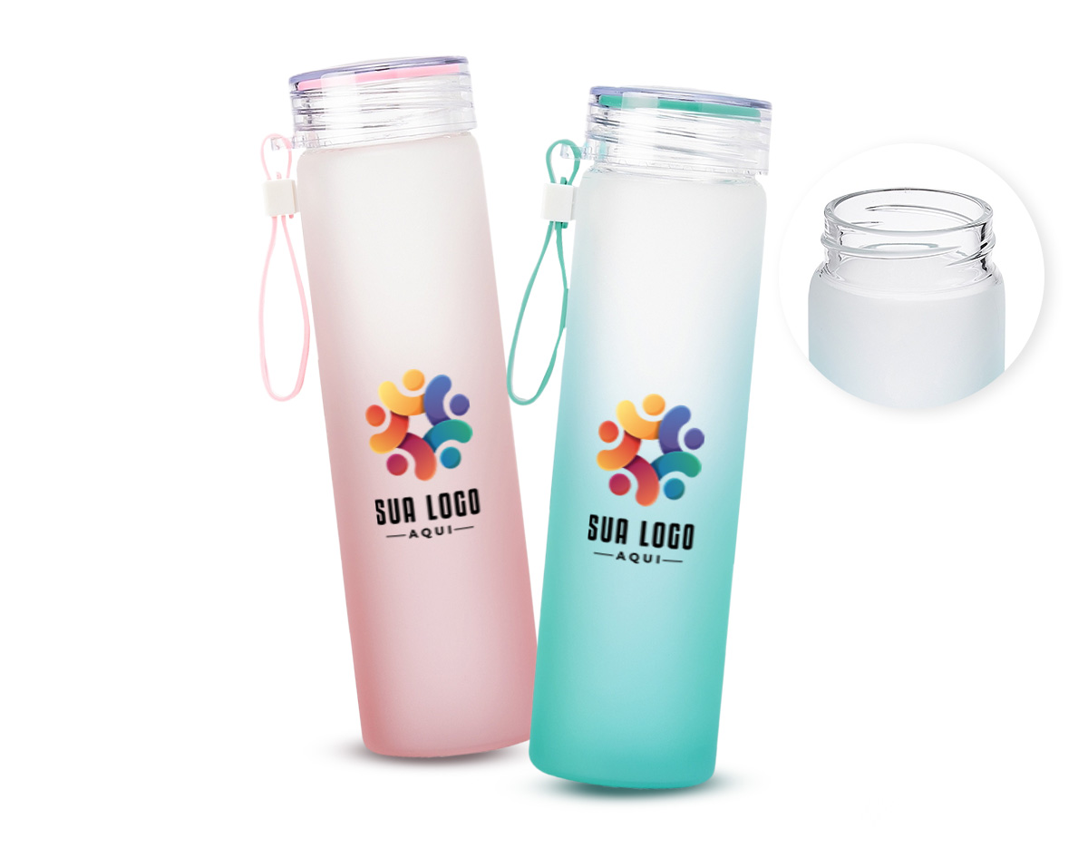 “Garrafa produzida em vidro jateado com acabamento bicolor fosco, moderna e elegante. Possui capacidade de 450ml, ideal para água, sucos ou outras bebidas no dia a dia. Conta com alça de silicone resistente, que facilita o transporte, proporcionando mais praticidade. Produto reutilizável, sustentável e de fácil higienização