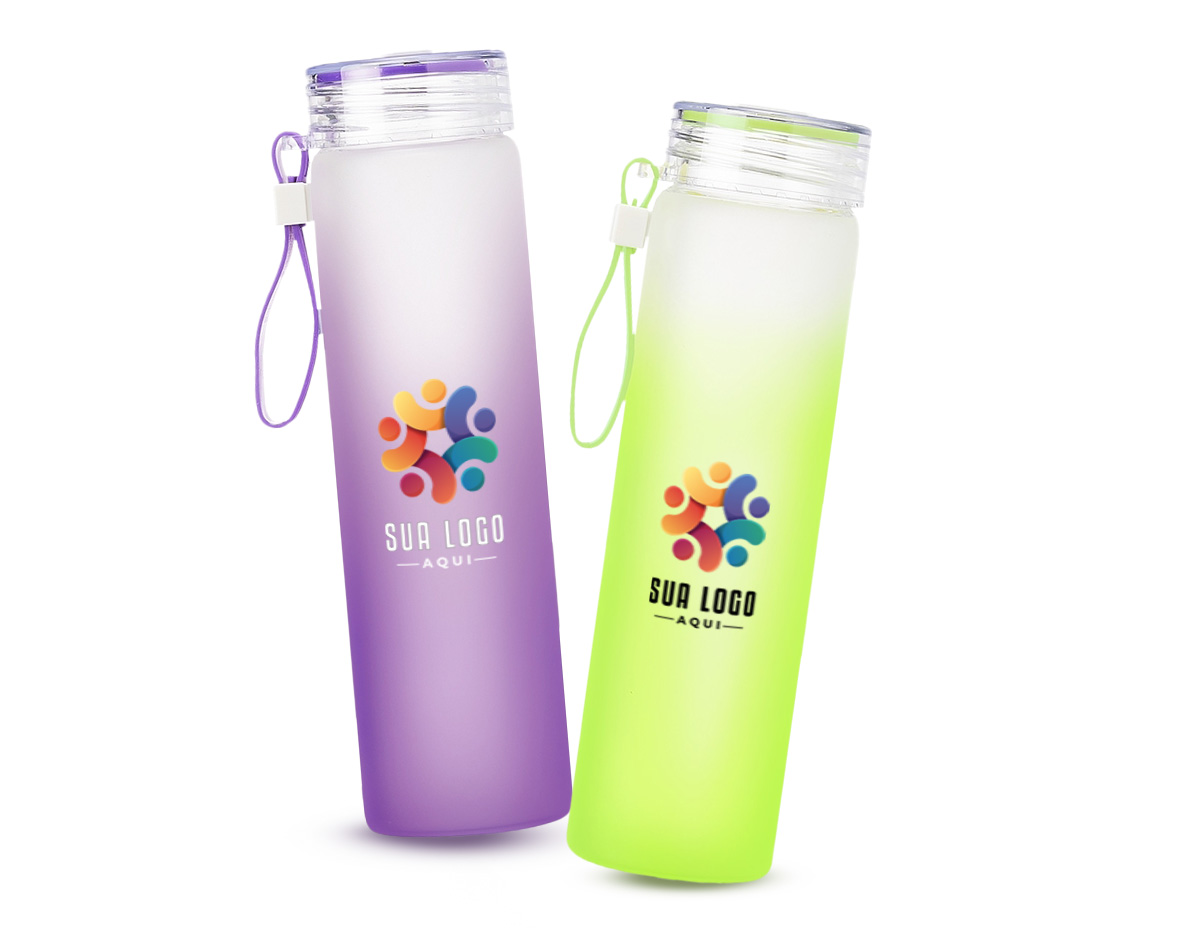 “Garrafa produzida em vidro jateado com acabamento bicolor fosco, moderna e elegante. Possui capacidade de 450ml, ideal para água, sucos ou outras bebidas no dia a dia. Conta com alça de silicone resistente, que facilita o transporte, proporcionando mais praticidade. Produto reutilizável, sustentável e de fácil higienização