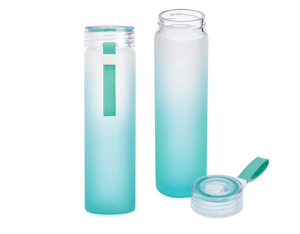 “Garrafa produzida em vidro jateado com acabamento bicolor fosco, moderna e elegante. Possui capacidade de 450ml, ideal para água, sucos ou outras bebidas no dia a dia. Conta com alça de silicone resistente, que facilita o transporte, proporcionando mais praticidade. Produto reutilizável, sustentável e de fácil higienização