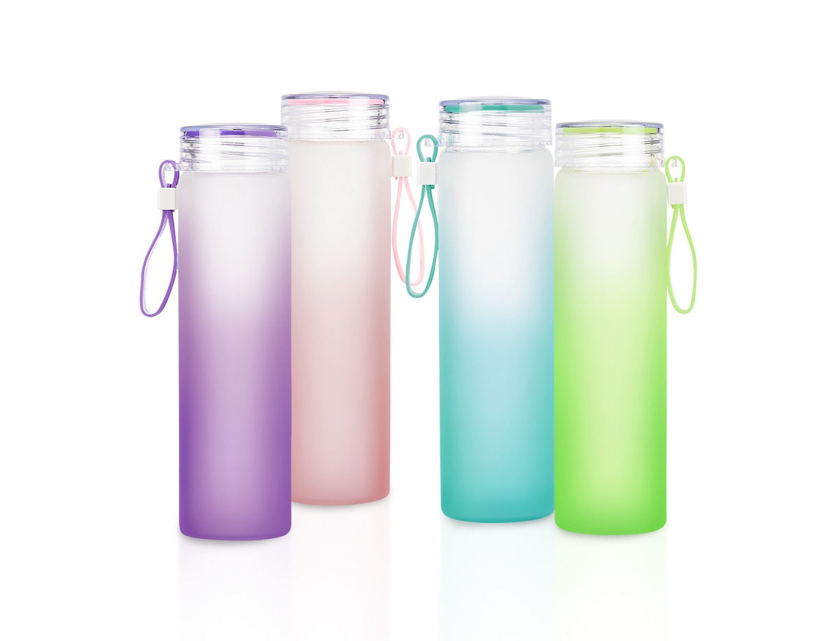 “Garrafa produzida em vidro jateado com acabamento bicolor fosco, moderna e elegante. Possui capacidade de 450ml, ideal para água, sucos ou outras bebidas no dia a dia. Conta com alça de silicone resistente, que facilita o transporte, proporcionando mais praticidade. Produto reutilizável, sustentável e de fácil higienização