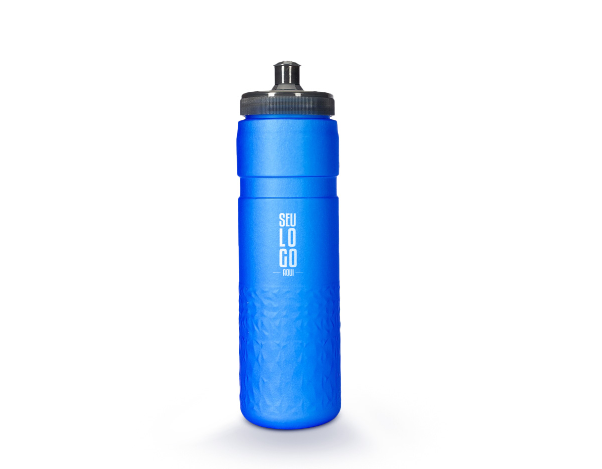 queeze feito em PEVA atóxico, com design leve e moderno, e capacidade de 500ml. Apresenta estrutura com parede dupla, que ajuda a manter a temperatura de líquidos estável por mais tempo em comparação a outros modelos de squeezes. Possui ainda com detalhes texturizados na parte inferior e tampa rosqueável com bico de plástico.