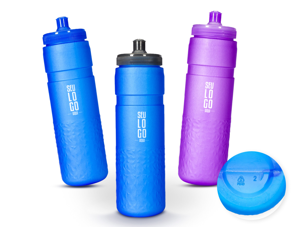 queeze feito em PEVA atóxico, com design leve e moderno, e capacidade de 500ml. Apresenta estrutura com parede dupla, que ajuda a manter a temperatura de líquidos estável por mais tempo em comparação a outros modelos de squeezes. Possui ainda com detalhes texturizados na parte inferior e tampa rosqueável com bico de plástico.