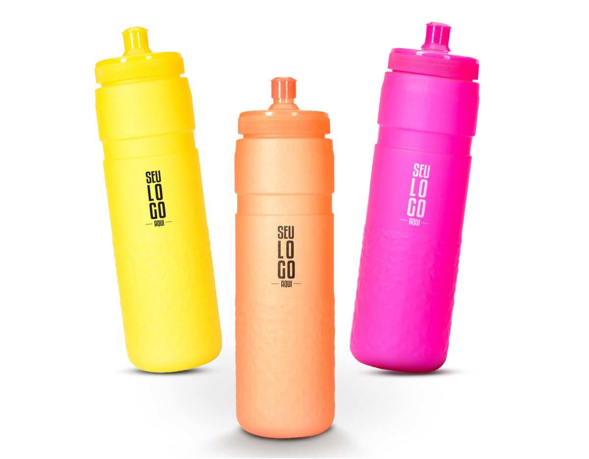 queeze feito em PEVA atóxico, com design leve e moderno, e capacidade de 500ml. Apresenta estrutura com parede dupla, que ajuda a manter a temperatura de líquidos estável por mais tempo em comparação a outros modelos de squeezes. Possui ainda com detalhes texturizados na parte inferior e tampa rosqueável com bico de plástico.