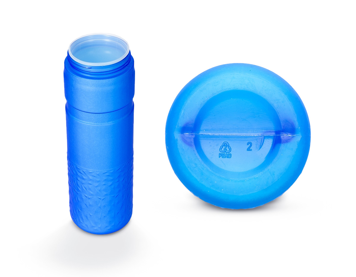 queeze feito em PEVA atóxico, com design leve e moderno, e capacidade de 500ml. Apresenta estrutura com parede dupla, que ajuda a manter a temperatura de líquidos estável por mais tempo em comparação a outros modelos de squeezes. Possui ainda com detalhes texturizados na parte inferior e tampa rosqueável com bico de plástico.