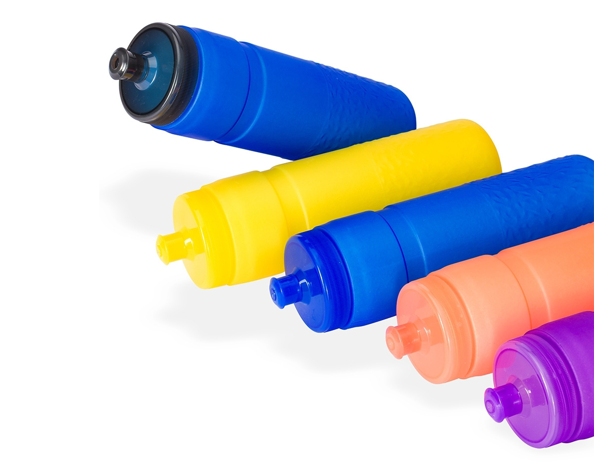 queeze feito em PEVA atóxico, com design leve e moderno, e capacidade de 500ml. Apresenta estrutura com parede dupla, que ajuda a manter a temperatura de líquidos estável por mais tempo em comparação a outros modelos de squeezes. Possui ainda com detalhes texturizados na parte inferior e tampa rosqueável com bico de plástico.