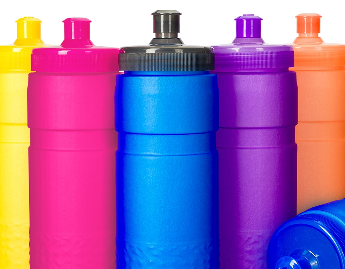 queeze feito em PEVA atóxico, com design leve e moderno, e capacidade de 500ml. Apresenta estrutura com parede dupla, que ajuda a manter a temperatura de líquidos estável por mais tempo em comparação a outros modelos de squeezes. Possui ainda com detalhes texturizados na parte inferior e tampa rosqueável com bico de plástico.