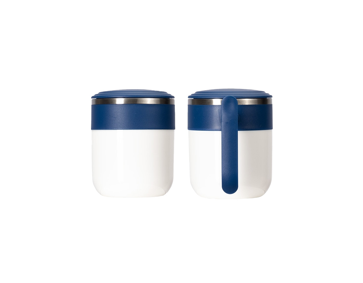 Caneca com design modero, feita em inox e capacidade de até 350ml. Ela possui revestimento externo, alça e tampa de encaixe em plástico, além da base emborrachada antiderrapante para oferecer mais segurança durante seu uso.