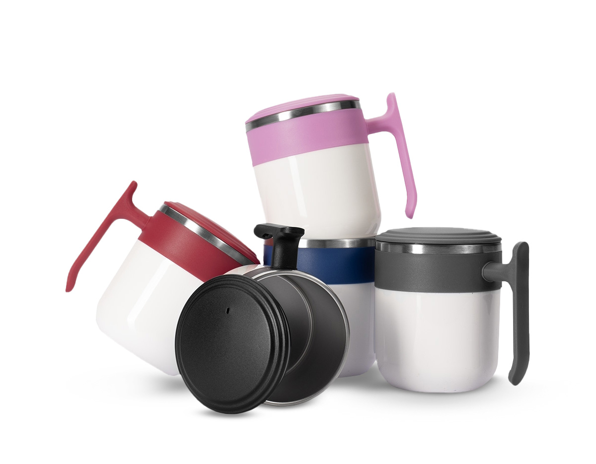 Caneca com design modero, feita em inox e capacidade de até 350ml. Ela possui revestimento externo, alça e tampa de encaixe em plástico, além da base emborrachada antiderrapante para oferecer mais segurança durante seu uso.
