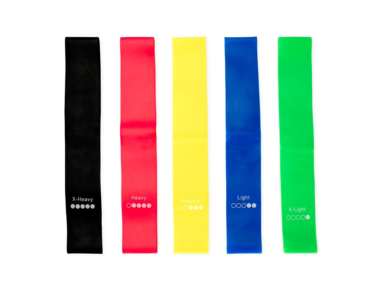 Kit com cinco faixas de borracha com diferentes níveis de resistência, oferecendo a elasticidade ideal para a prática de diversos tipos de atividades físicas. O conjunto acompanha um estojo plástico para guardar as faixas.
