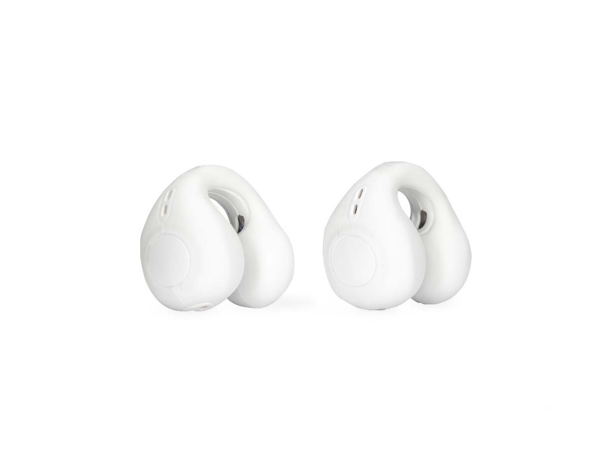 Fones de ouvido sem fio com estrutura leve e confortável feita em plástico. Seu formato ear cuff, semelhante a um par de brincos, permite o encaixe ao redor das orelhas sem entrar em contato com o canal auditivo, ideal para uso prolongado. Sua conexão via Bluetooth 5.3 oferece estabilidade de áudio com menor consumo de energia. Cada fone apresenta um botão multifunções, com comandos por toque para trocar músicas e controlar o volume. Acompanha cabo USB-C para carregamento.