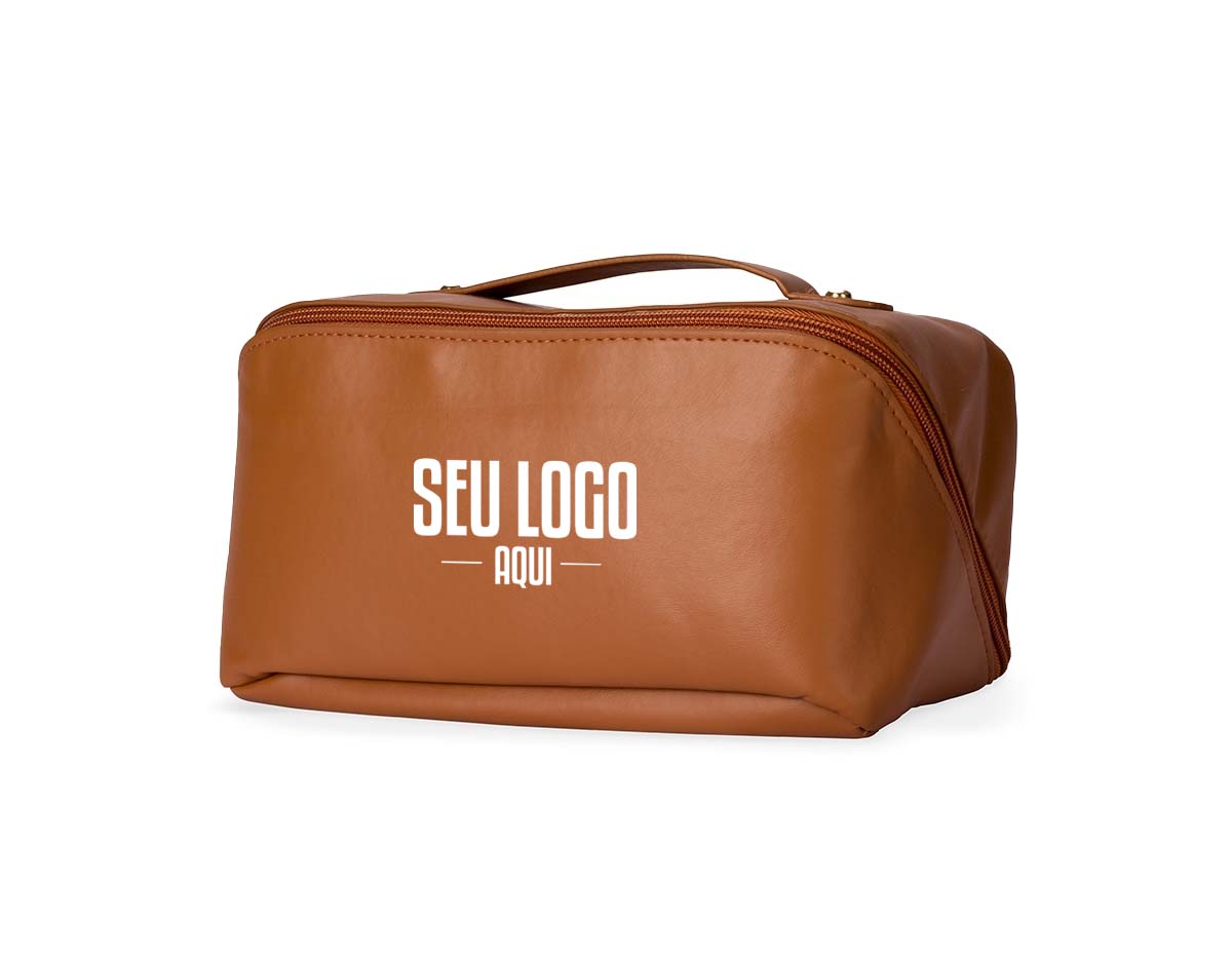 Este nécessaire confeccionado em poliuretano (PU) impermeável possui abertura em 180 graus que remete ao formato de uma concha. Seu amplo compartimento interno conta com dois bolsos laterais abertos e um central com fechamento em zíper. Contém uma alça para transporte.
