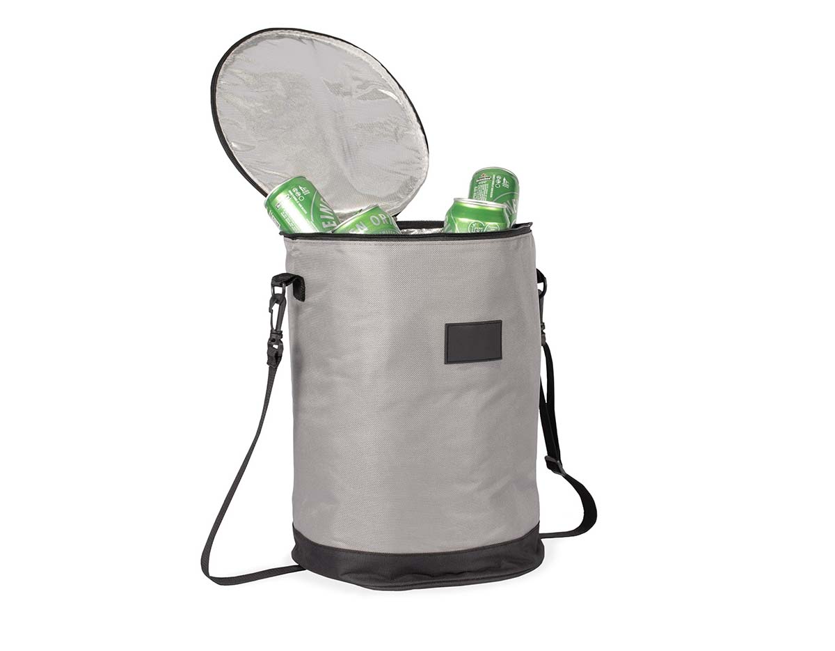 Bolsa térmica em formato cilíndrico com capacidade de até 25 litros. Confeccionada em Oxford, conta com revestimento térmico em folha de alumínio que ajuda a manter a temperatura de alimentos e bebidas conservados por mais tempo em seu amplo compartimento interno. Possui alça de ombro ajustável e removível, além de outra alça fixa localizada na tampa.