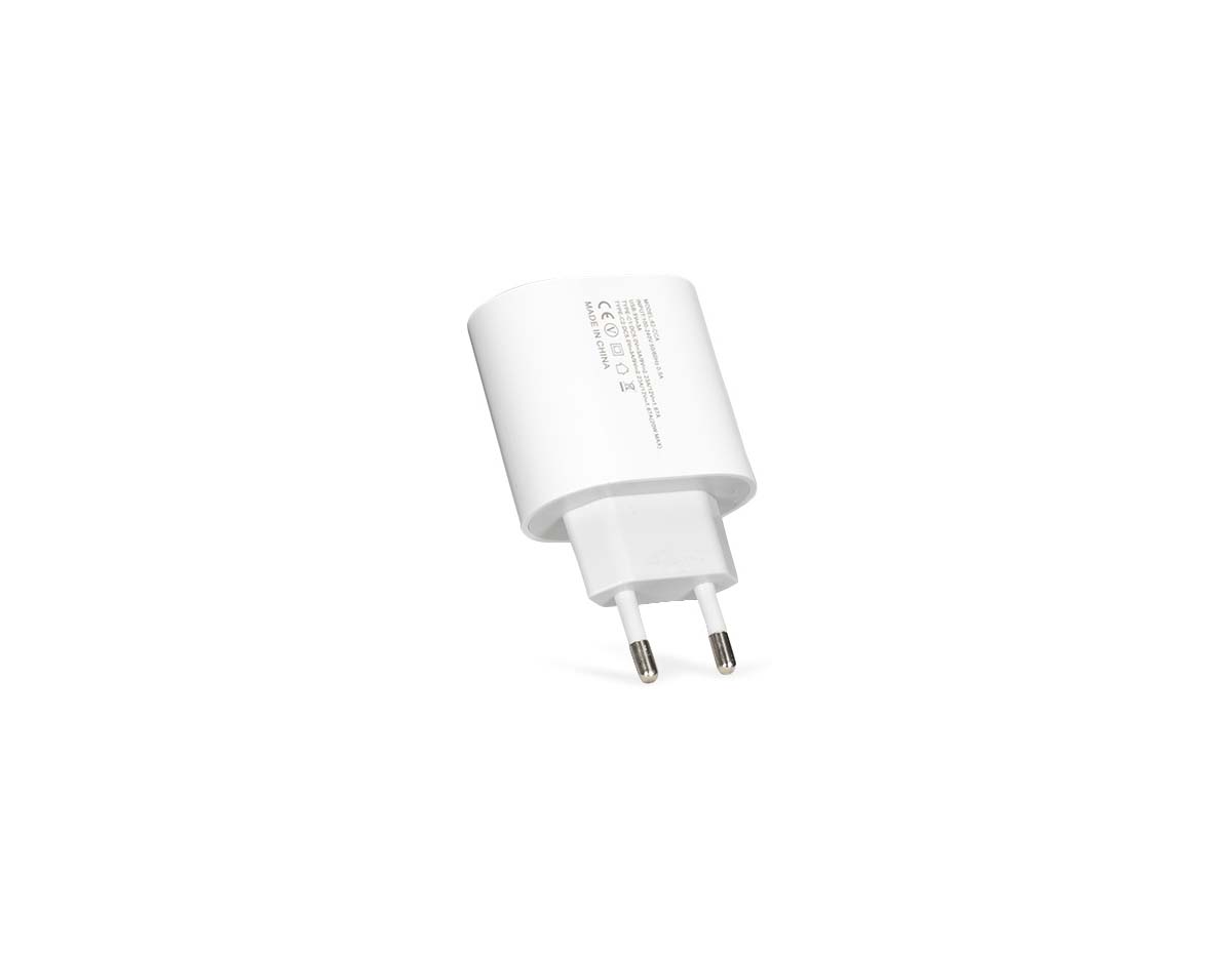 Este carregador rápido, de design leve e compacto em plástico, é uma excelente opção para energizar até três dispositivos ao mesmo tempo através de uma de suas entradas: uma USB-A e duas USB-C, sendo uma delas de recarga rápida de 20W. Não acompanha cabo USB.
