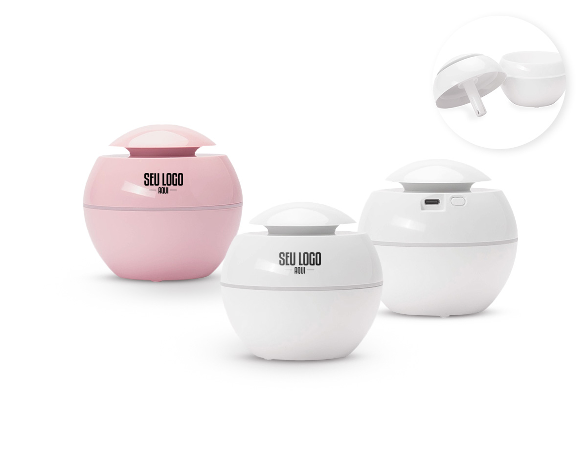 Umidificador de ar feito em plástico, com design inspirado em vaso, iluminação LED e reservatório de água com capacidade de até 200ml. Apresenta dois modos de névoa: o contínuo e intermitente. Funciona apenas quando conectado a uma fonte de energia por meio de sua entrada USB-C. Acompanha filtro de algodão e cabo USB-C.