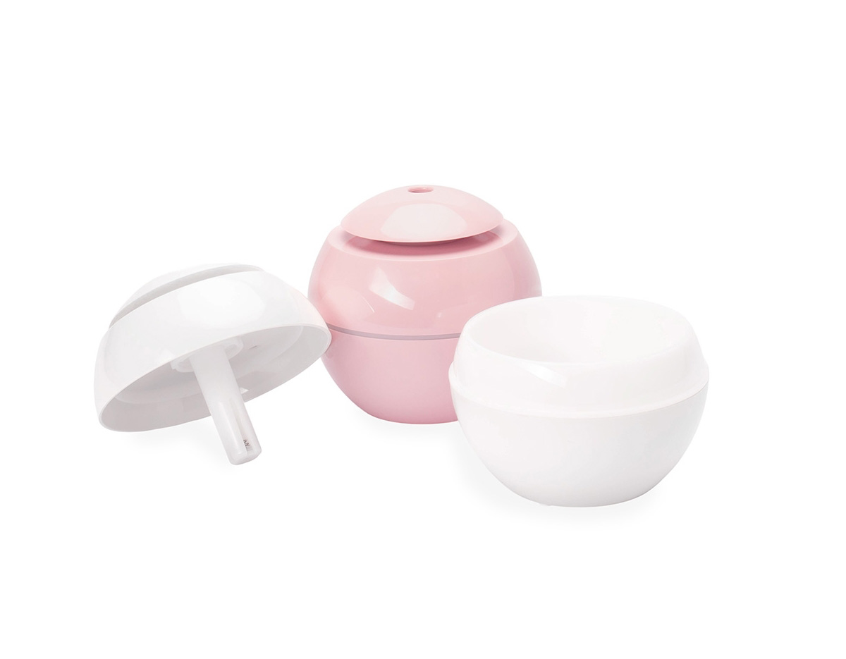 Umidificador de ar feito em plástico, com design inspirado em vaso, iluminação LED e reservatório de água com capacidade de até 200ml. Apresenta dois modos de névoa: o contínuo e intermitente. Funciona apenas quando conectado a uma fonte de energia por meio de sua entrada USB-C. Acompanha filtro de algodão e cabo USB-C.