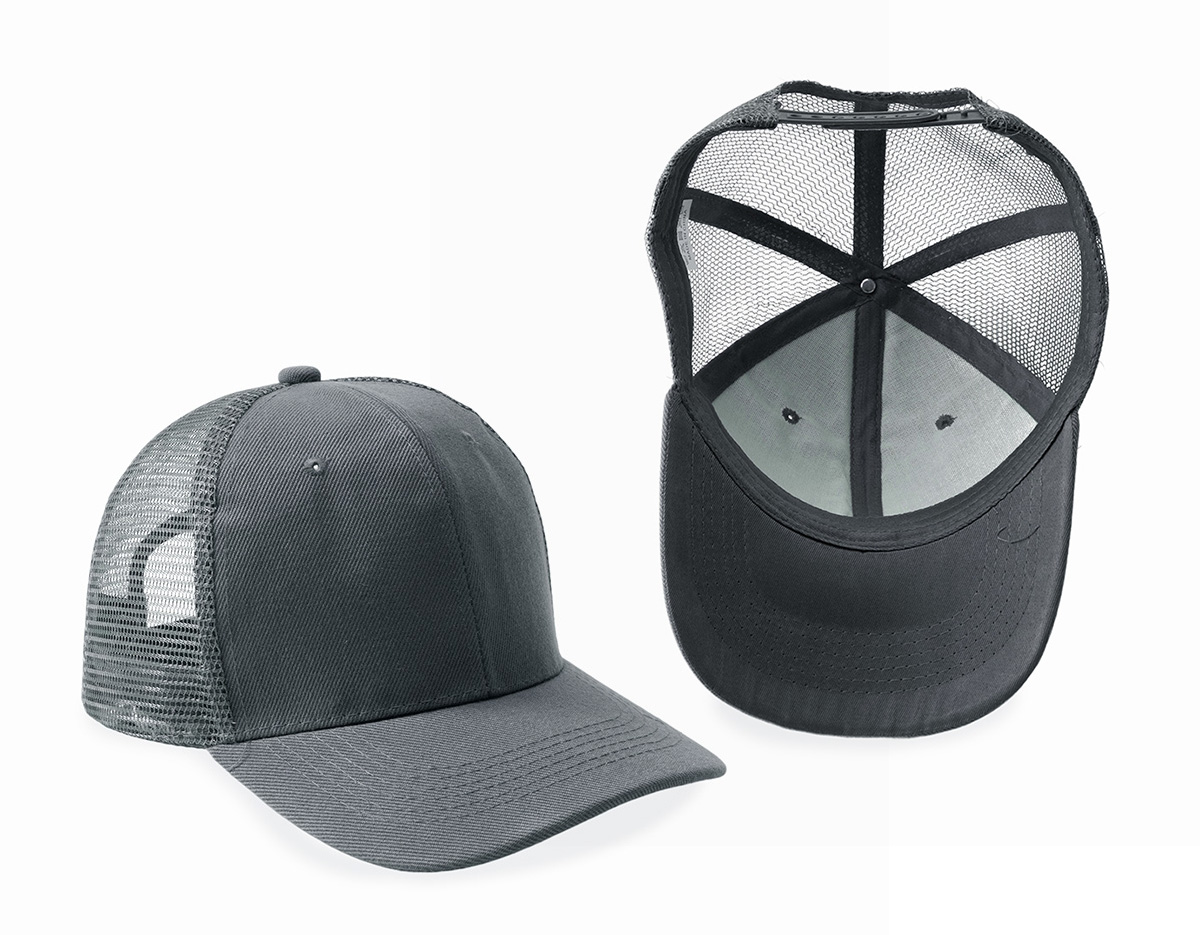 Boné de aba curva feito em poliéster com tela respirável em nylon, garantindo conforto e ventilação. Conta com fecho plástico ajustável na parte traseira. Medidas: altura de 14 cm, aba com 18 cm de largura e 7,3 cm de profundidade. Circunferência de 55,5 cm.








