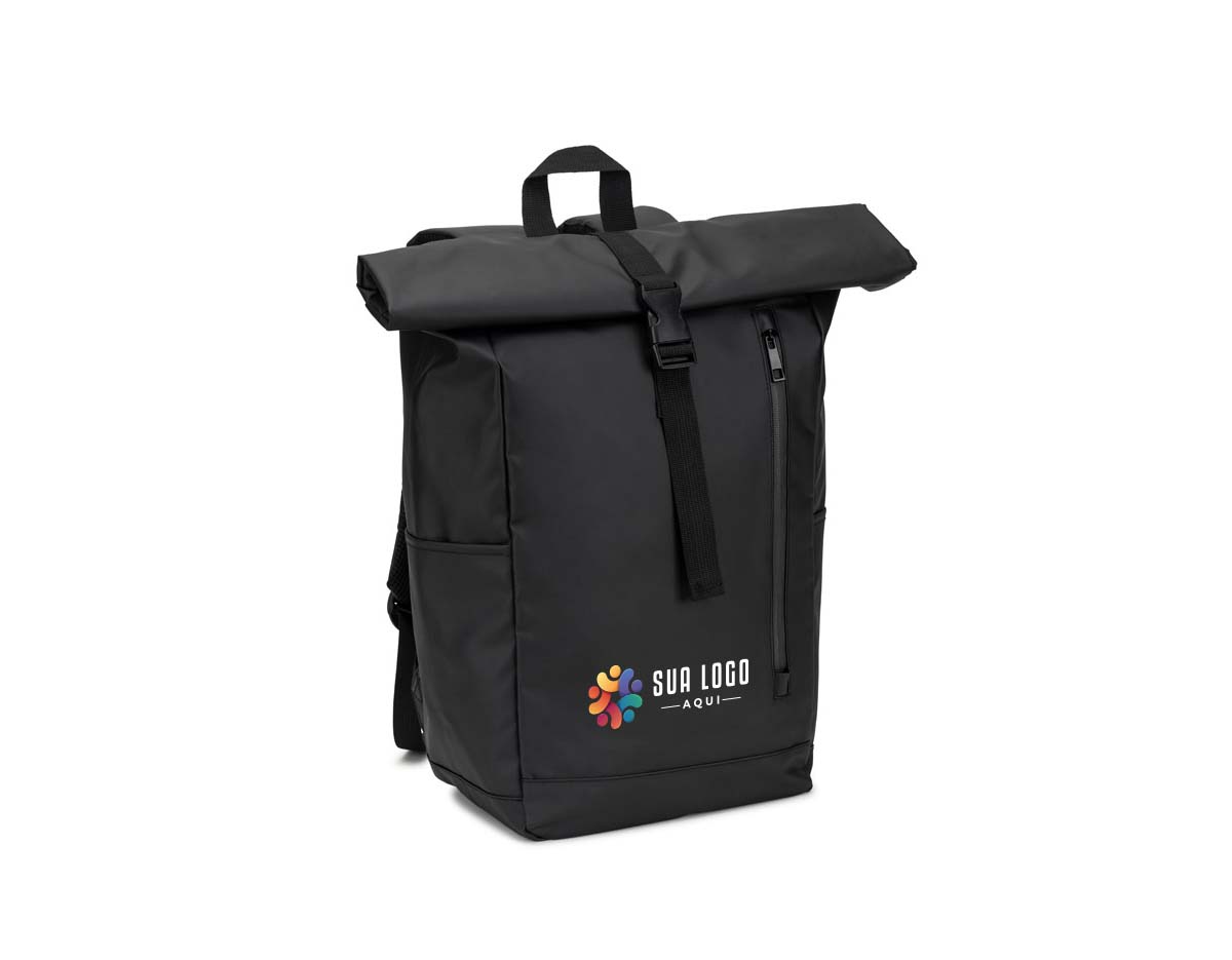 Mochila "Roll top", um design em sistema de fecho que permite enrolar a parte superior até ajustar ao volume da mochila. Composta por poliéster reciclado 600D de alta densidade com revestimento resistente à agua e forro em poliéster reciclado 210D. Possui um compartimento principal com bolso almofadado para notebook até 14", bolsos laterais e um bolso frontal com zíper impermeável. O acesso ao notebook pode ser feito pelo compartimento principal ou na parte posterior através do zíper. A parte posterior em malha incorpora uma alça trolley. Capacidade até 20 L. 270 x 440 x 150 mm