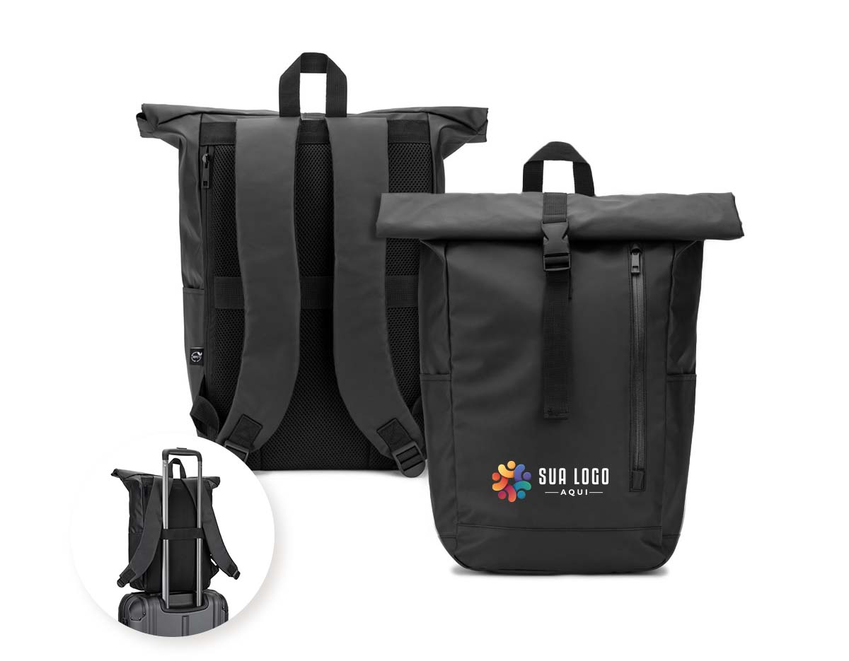 Mochila "Roll top", um design em sistema de fecho que permite enrolar a parte superior até ajustar ao volume da mochila. Composta por poliéster reciclado 600D de alta densidade com revestimento resistente à agua e forro em poliéster reciclado 210D. Possui um compartimento principal com bolso almofadado para notebook até 14", bolsos laterais e um bolso frontal com zíper impermeável. O acesso ao notebook pode ser feito pelo compartimento principal ou na parte posterior através do zíper. A parte posterior em malha incorpora uma alça trolley. Capacidade até 20 L. 270 x 440 x 150 mm