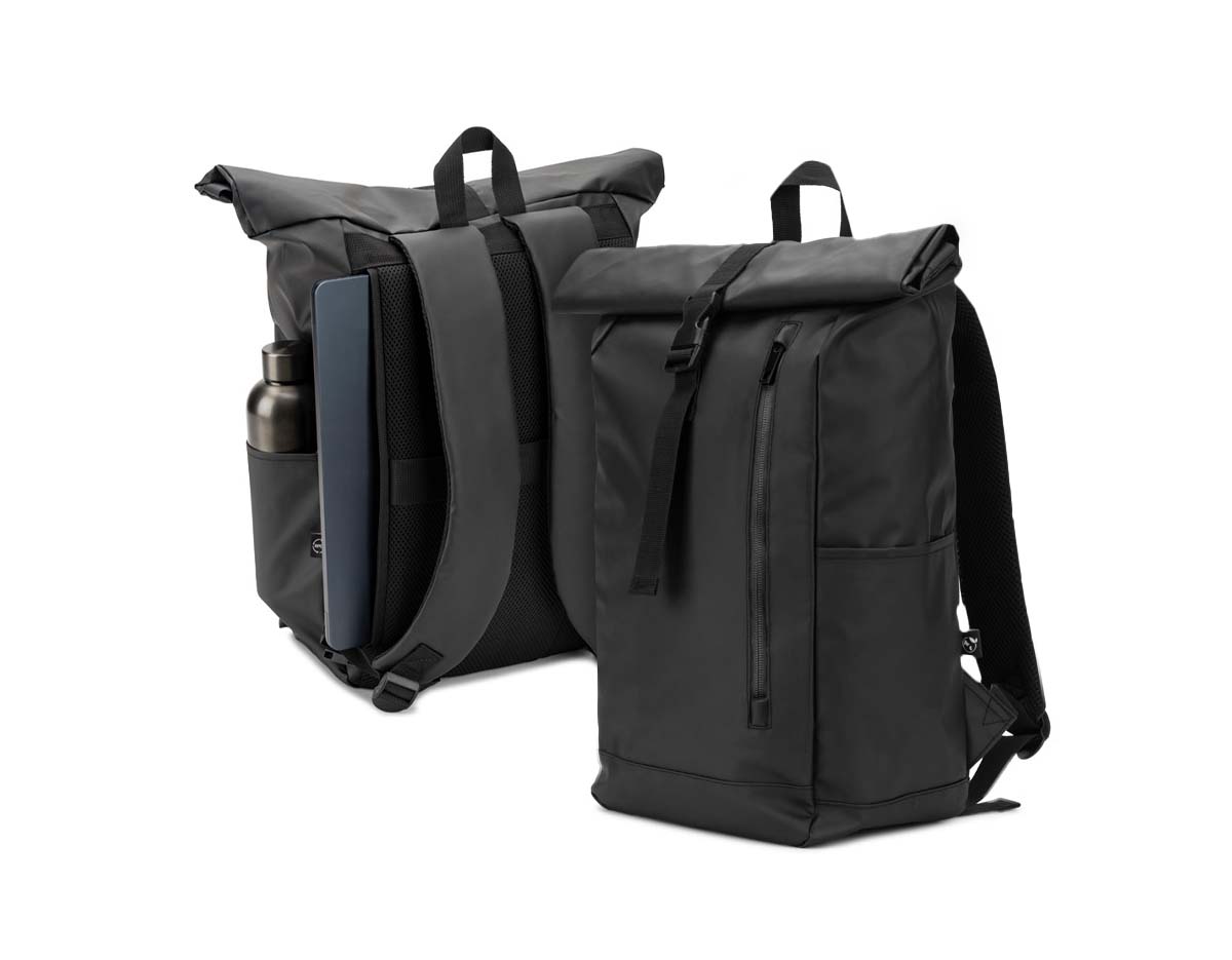 Mochila "Roll top", um design em sistema de fecho que permite enrolar a parte superior até ajustar ao volume da mochila. Composta por poliéster reciclado 600D de alta densidade com revestimento resistente à agua e forro em poliéster reciclado 210D. Possui um compartimento principal com bolso almofadado para notebook até 14", bolsos laterais e um bolso frontal com zíper impermeável. O acesso ao notebook pode ser feito pelo compartimento principal ou na parte posterior através do zíper. A parte posterior em malha incorpora uma alça trolley. Capacidade até 20 L. 270 x 440 x 150 mm