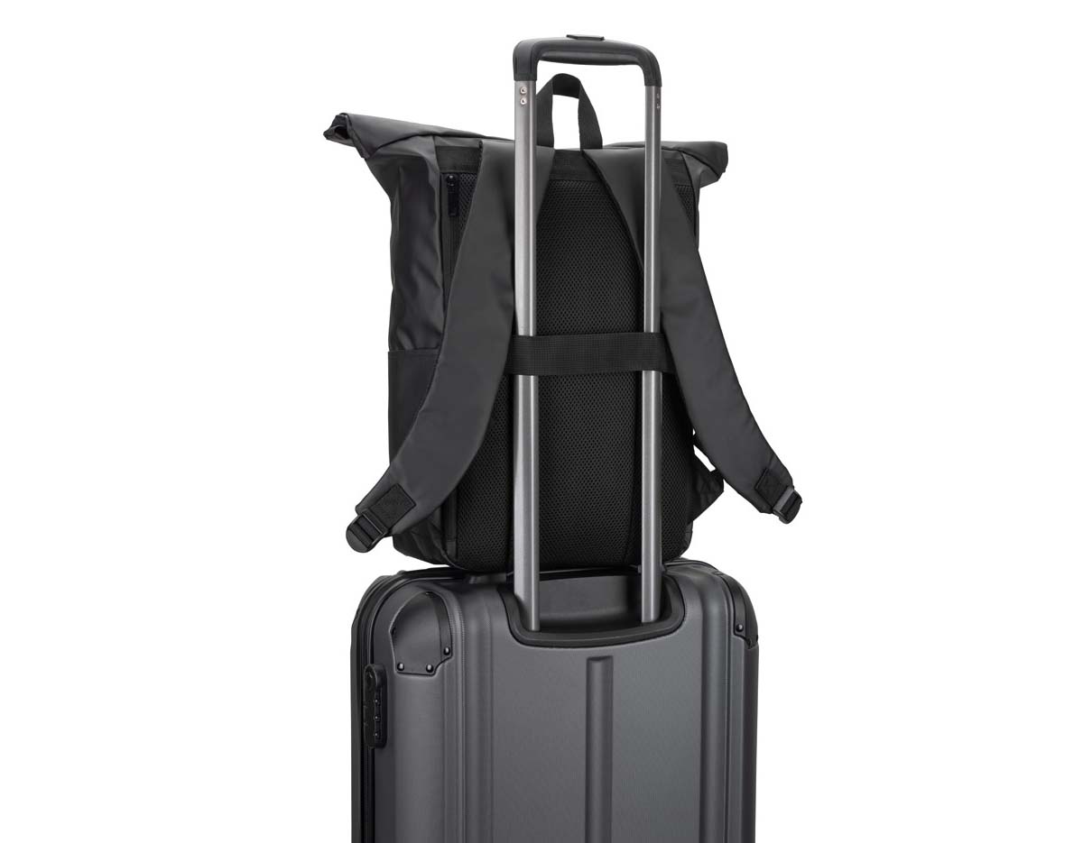 Mochila "Roll top", um design em sistema de fecho que permite enrolar a parte superior até ajustar ao volume da mochila. Composta por poliéster reciclado 600D de alta densidade com revestimento resistente à agua e forro em poliéster reciclado 210D. Possui um compartimento principal com bolso almofadado para notebook até 14", bolsos laterais e um bolso frontal com zíper impermeável. O acesso ao notebook pode ser feito pelo compartimento principal ou na parte posterior através do zíper. A parte posterior em malha incorpora uma alça trolley. Capacidade até 20 L. 270 x 440 x 150 mm