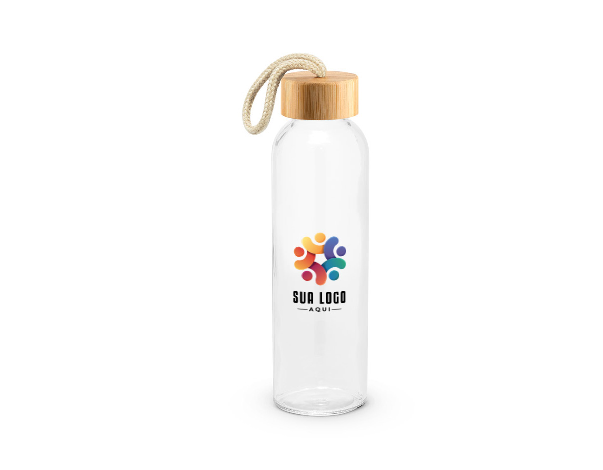 Squeeze para sublimação em vidro, com tampa em bambu. Possui alça na tampa para facilitar o transporte. Capacidade até 500 mL. Fornecido em caixa presente de papel kraft reciclado. Certificação EU Food Grade. A cor e o resultado da impressão nos materiais naturais pode variar entre produtos.