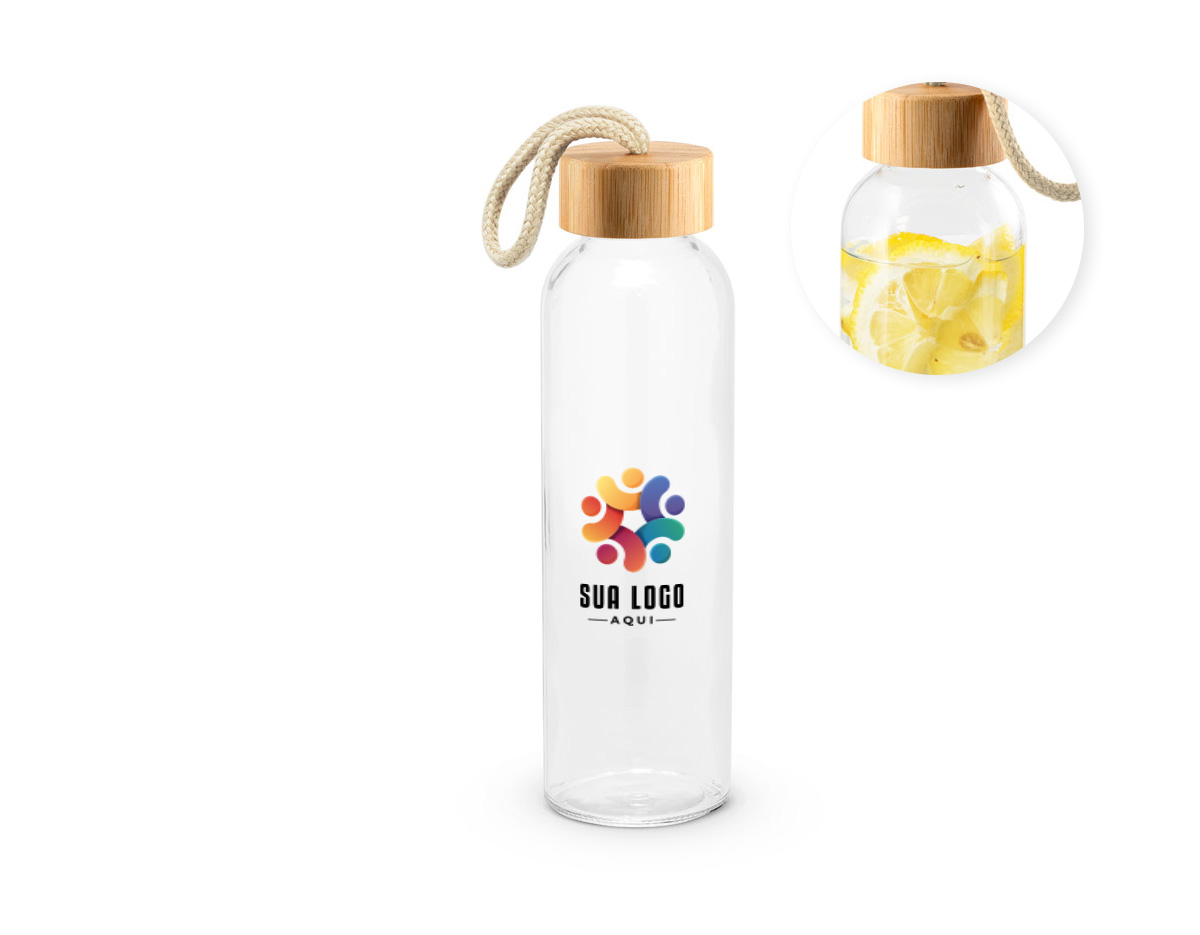 Squeeze para sublimação em vidro, com tampa em bambu. Possui alça na tampa para facilitar o transporte. Capacidade até 500 mL. Fornecido em caixa presente de papel kraft reciclado. Certificação EU Food Grade. A cor e o resultado da impressão nos materiais naturais pode variar entre produtos.
