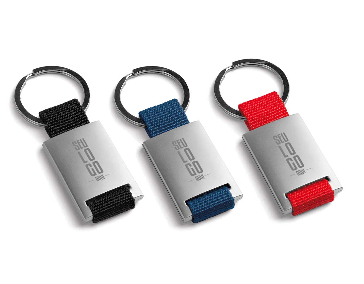 Chaveiro em metal e em webbing. Fornecido em caixa presente de papel kraft reciclado.