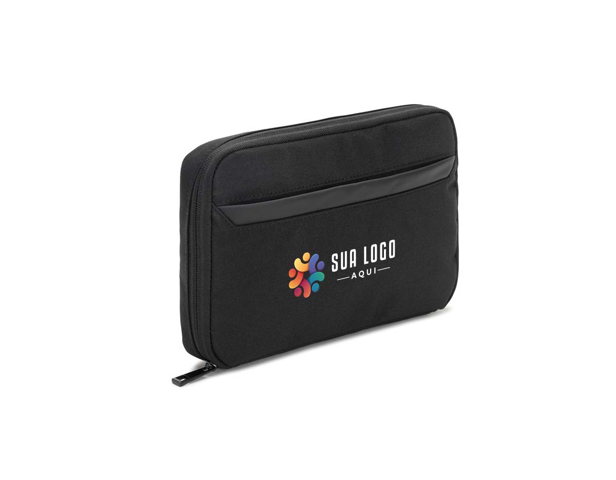 Mochila para notebook em poliéster reciclado 300D de alta densidade e forro em poliéster reciclado 190T. Possui um compartimento principal para notebook até 15.6" que pode ser totalmente aberto, possibilitando um acesso mais descomplicado, e um bolso frontal de grande dimensão. A mochila também pode ser utilizada como pasta graças à sua pega lateral e o seu formato compacto. A parte posterior em malha incorpora uma alça para trolley. Capacidade até 15 L.