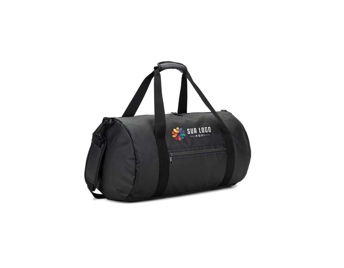 Bolsa esportiva em formato cilíndrico adequado para levar o imprescindível para os seus treinos e atividades. Composto por poliéster reciclado 600D de alta densidade com revestimento resistente à água e forro em poliéster reciclado 210D. Possui um compartimento principal espaçoso para o seu equipamento, um compartimento lateral para sapatos ou sapatilhas e um bolso frontal. Com pegas reforçadas e almofadadas, e uma alça, removível, em webbing com acolchoamento, tornam o transporte desta bolsa mais prática. Na parte posterior, incorpora uma alça para trolley. Os fechos da mochila são impermeáveis garantindo uma maior proteção.