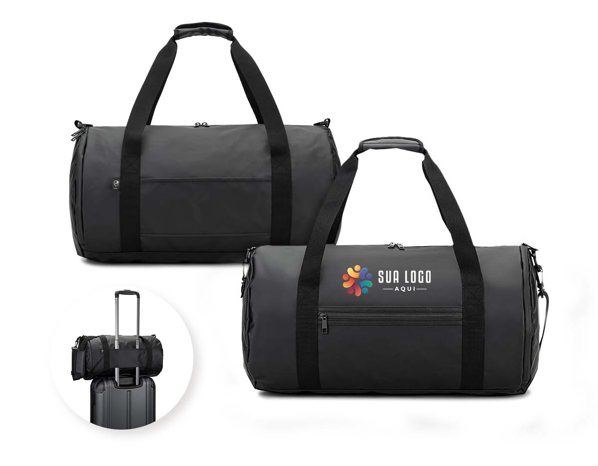 Bolsa esportiva em formato cilíndrico adequado para levar o imprescindível para os seus treinos e atividades. Composto por poliéster reciclado 600D de alta densidade com revestimento resistente à água e forro em poliéster reciclado 210D. Possui um compartimento principal espaçoso para o seu equipamento, um compartimento lateral para sapatos ou sapatilhas e um bolso frontal. Com pegas reforçadas e almofadadas, e uma alça, removível, em webbing com acolchoamento, tornam o transporte desta bolsa mais prática. Na parte posterior, incorpora uma alça para trolley. Os fechos da mochila são impermeáveis garantindo uma maior proteção.