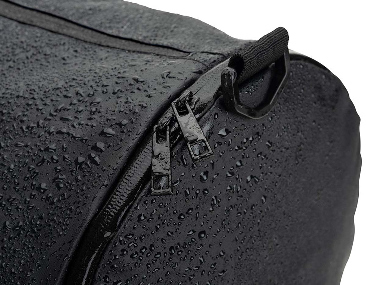 Bolsa esportiva em formato cilíndrico adequado para levar o imprescindível para os seus treinos e atividades. Composto por poliéster reciclado 600D de alta densidade com revestimento resistente à água e forro em poliéster reciclado 210D. Possui um compartimento principal espaçoso para o seu equipamento, um compartimento lateral para sapatos ou sapatilhas e um bolso frontal. Com pegas reforçadas e almofadadas, e uma alça, removível, em webbing com acolchoamento, tornam o transporte desta bolsa mais prática. Na parte posterior, incorpora uma alça para trolley. Os fechos da mochila são impermeáveis garantindo uma maior proteção.