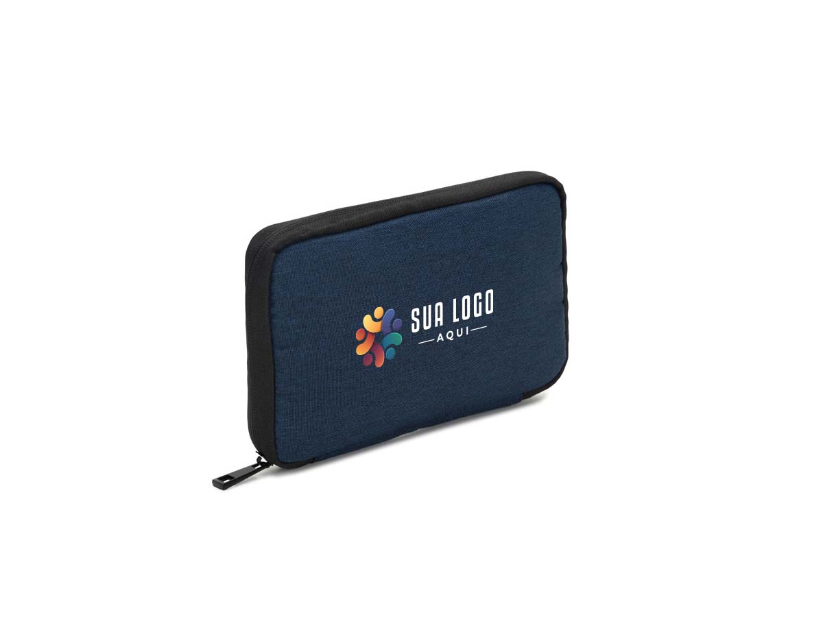 Bolsa organizadora para acessórios tecnológicos, recomendada para cabos, carregadores e pequenos dispositivos. Composta em poliéster reciclado 600D de alta densidade e forro em poliéster reciclado 210D. O compartimento principal contém vários bolsos para organizar individualmente todos os seus acessórios de maneira personalizada e funcional.