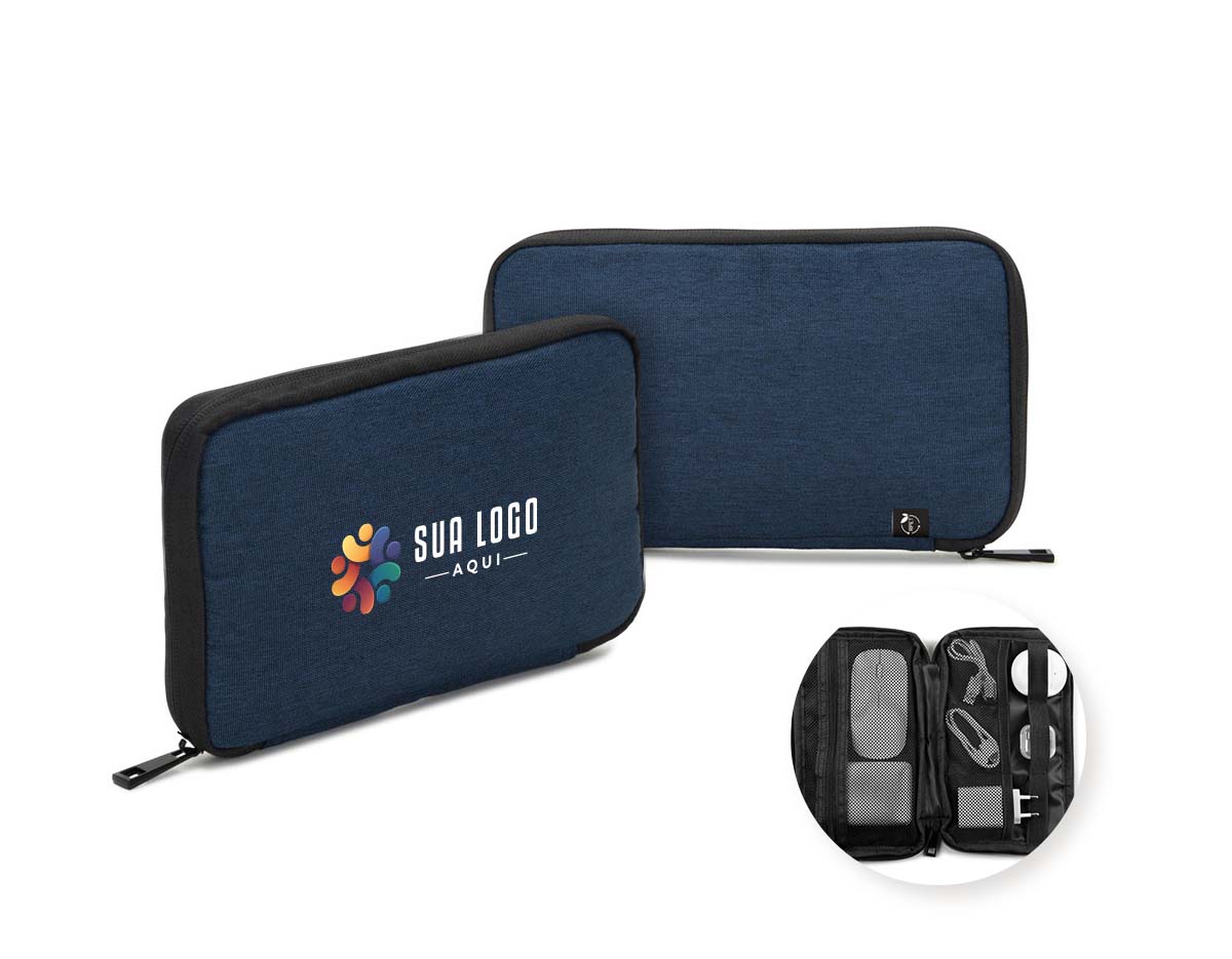 Bolsa organizadora para acessórios tecnológicos, recomendada para cabos, carregadores e pequenos dispositivos. Composta em poliéster reciclado 600D de alta densidade e forro em poliéster reciclado 210D. O compartimento principal contém vários bolsos para organizar individualmente todos os seus acessórios de maneira personalizada e funcional.