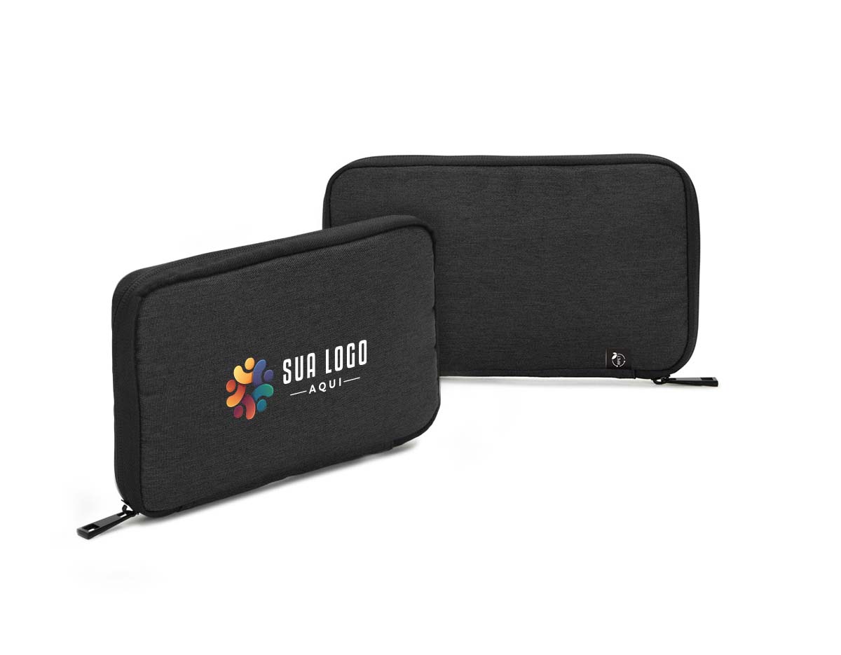 Bolsa organizadora para acessórios tecnológicos, recomendada para cabos, carregadores e pequenos dispositivos. Composta em poliéster reciclado 600D de alta densidade e forro em poliéster reciclado 210D. O compartimento principal contém vários bolsos para organizar individualmente todos os seus acessórios de maneira personalizada e funcional.