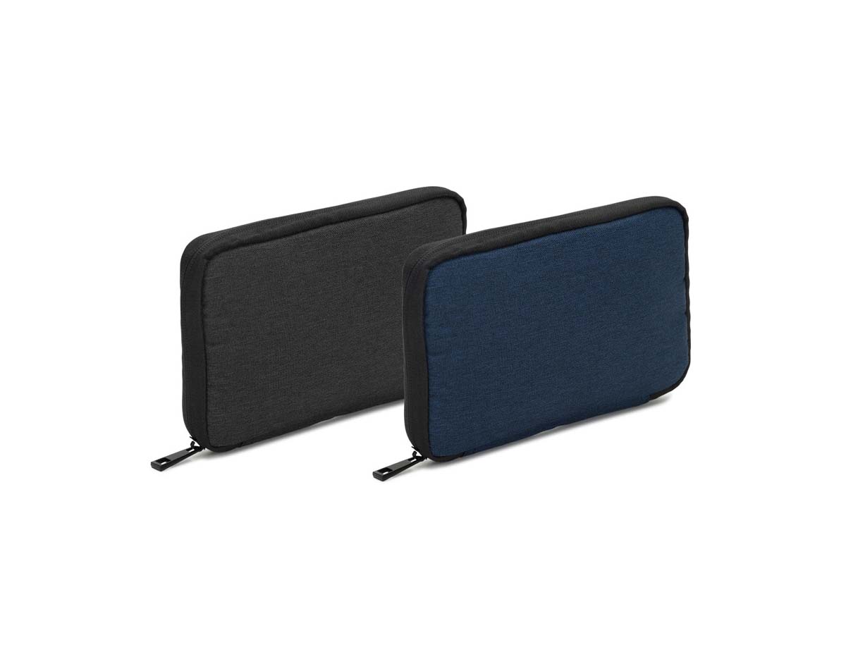 Bolsa organizadora para acessórios tecnológicos, recomendada para cabos, carregadores e pequenos dispositivos. Composta em poliéster reciclado 600D de alta densidade e forro em poliéster reciclado 210D. O compartimento principal contém vários bolsos para organizar individualmente todos os seus acessórios de maneira personalizada e funcional.