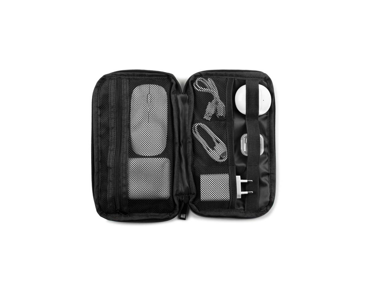 Bolsa organizadora para acessórios tecnológicos, recomendada para cabos, carregadores e pequenos dispositivos. Composta em poliéster reciclado 600D de alta densidade e forro em poliéster reciclado 210D. O compartimento principal contém vários bolsos para organizar individualmente todos os seus acessórios de maneira personalizada e funcional.
