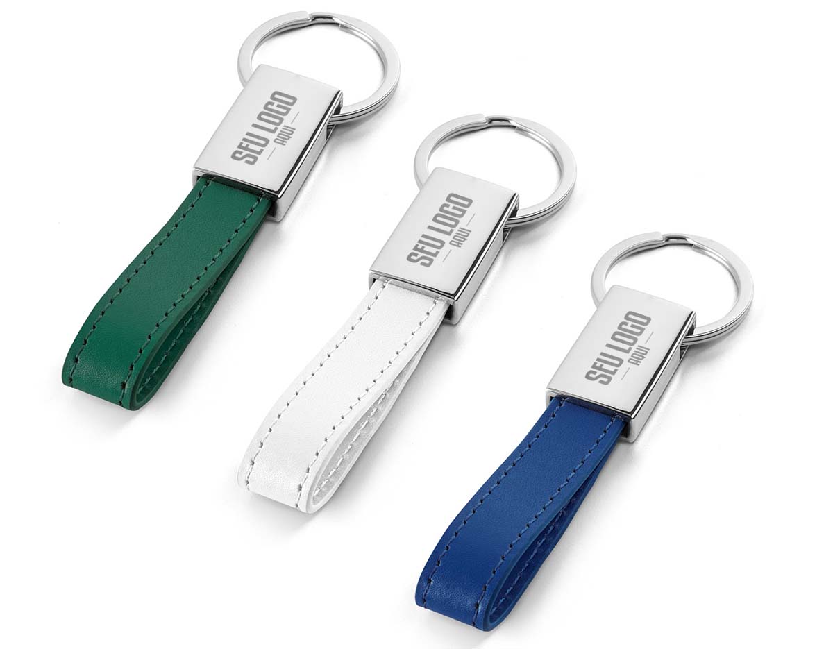 Chaveiro em metal e PU. Fornecedido em caixa presente de papel kraft reciclado.