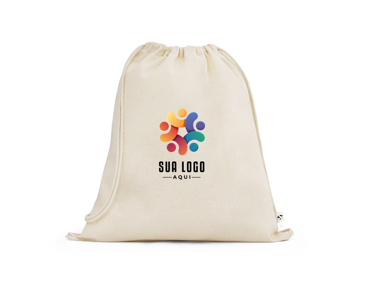 Sacola tipo mochila feita em 100% algodão orgânico (140 g/m²), unindo praticidade e sustentabilidade. Possui alças em algodão que também funcionam como cordão de fechamento, garantindo segurança e conforto no uso diário. Ideal para ações ecológicas, eventos ou uso pessoal com estilo consciente.