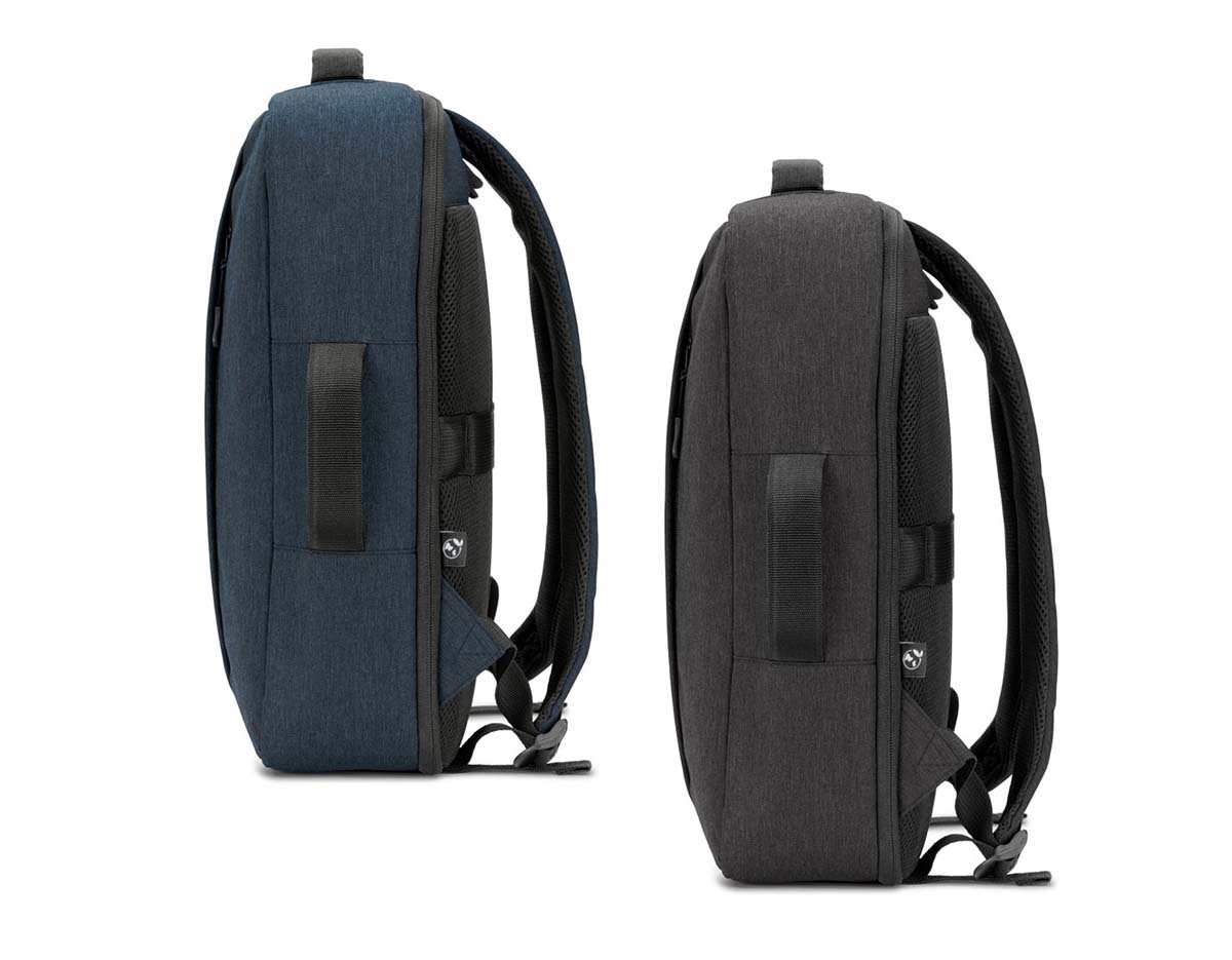 Mochila para notebook em poliéster reciclado 300D de alta densidade e forro em poliéster reciclado 190T. Possui um compartimento principal para notebook até 15.6" que pode ser totalmente aberto, possibilitando um acesso mais descomplicado, e um bolso frontal de grande dimensão. A mochila também pode ser utilizada como pasta graças à sua pega lateral e o seu formato compacto. A parte posterior em malha incorpora uma alça para trolley.