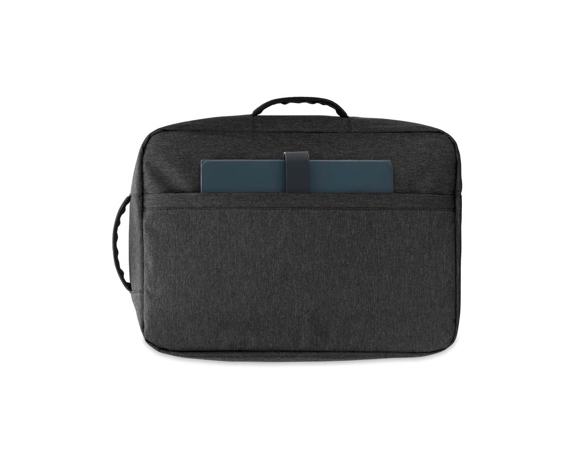 Mochila para notebook em poliéster reciclado 300D de alta densidade e forro em poliéster reciclado 190T. Possui um compartimento principal para notebook até 15.6" que pode ser totalmente aberto, possibilitando um acesso mais descomplicado, e um bolso frontal de grande dimensão. A mochila também pode ser utilizada como pasta graças à sua pega lateral e o seu formato compacto. A parte posterior em malha incorpora uma alça para trolley.